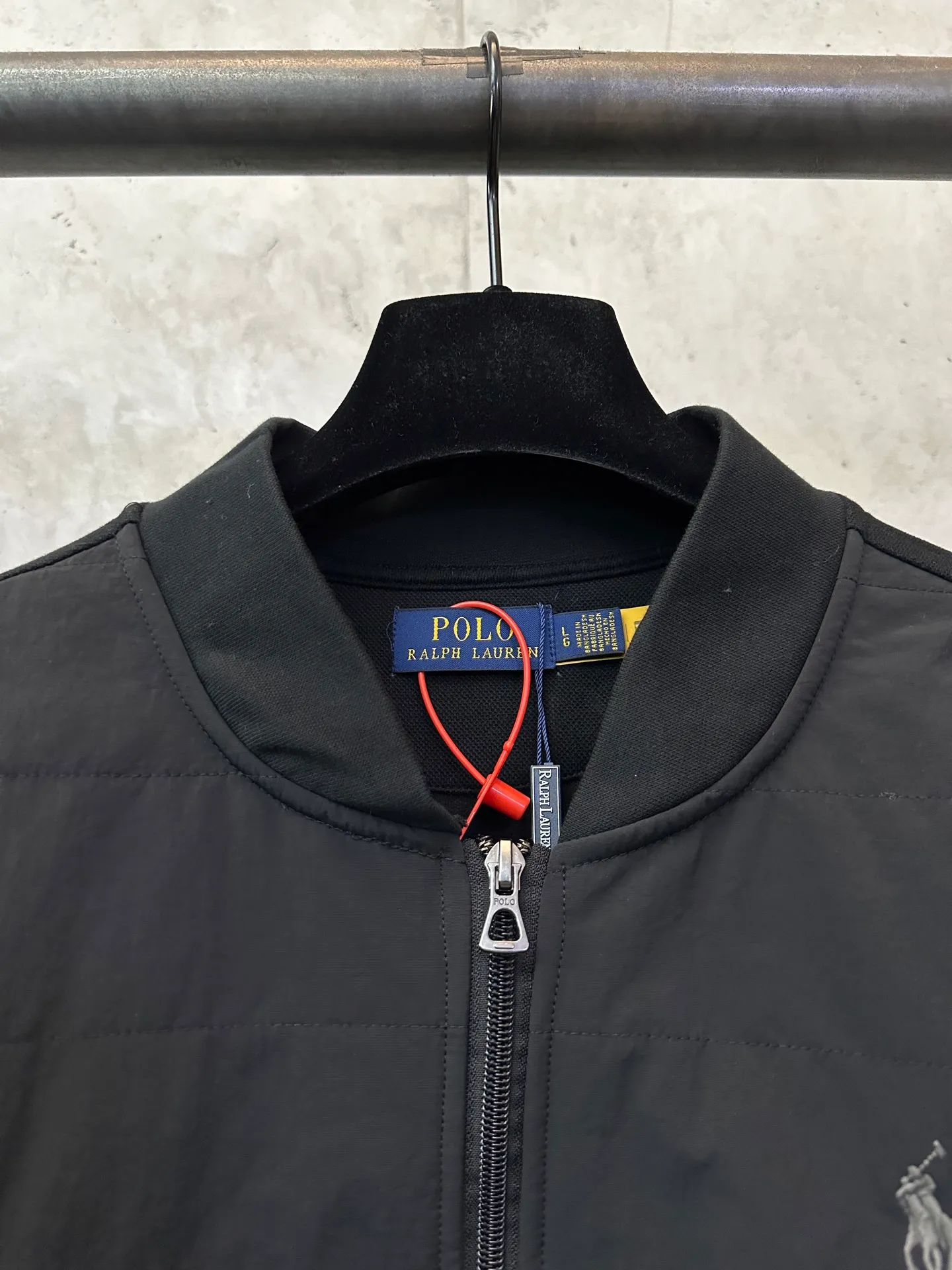 P570 Ralph Lauren Logo Baseball Collar Cotton Jacket Fabric: Customized cloud-like double-sided velvet with excellent texture and comfortable fit. The matte obsidian black on the front exudes an innate sense of luxury. The micro-velvet touch on the back hides the temperature. The layers of black appear on their own. The front groove is quilted with military-grade wiring to outline the three-dimensional frame. The delicate pony logo embellishes the chest. Low-key and powerful. The left sleeve secret pocket hides the edge. The collar and chain linkage layering design is effortlessly advanced. The golden ratio of lightness and warmth. Warm but not heavy. Type but not stiff. Customized hardware. Threads. Accessories. Matching. Same style for men and women. -Color: Black -Size: S M L XL